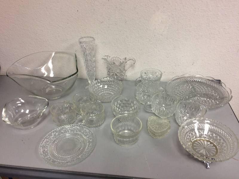 lot 53 image: Assorted Collectibles and Glassware