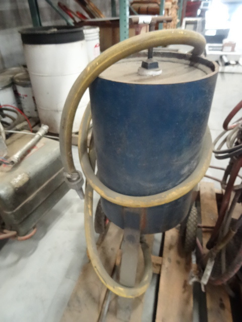 Pressurized air pot for sand blasti...
