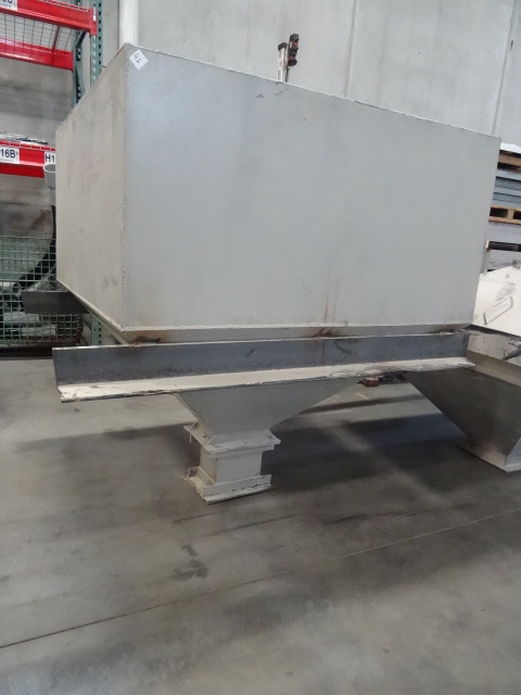 Steel hopper. 48 x 48 x 55...