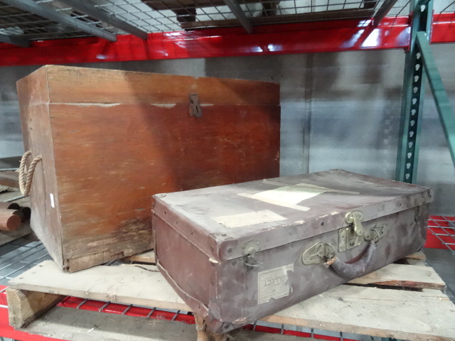 Vintage wooden trunk 28 x 17 x 18. ...