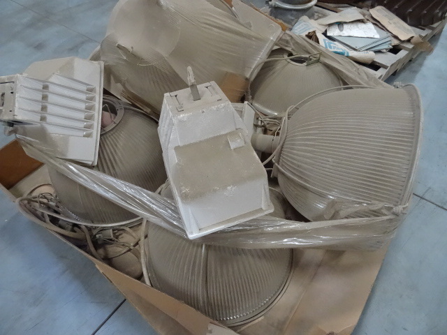 4 high bay lights. 277 volt. 2 extr...