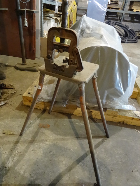 Floor standing pipe vise