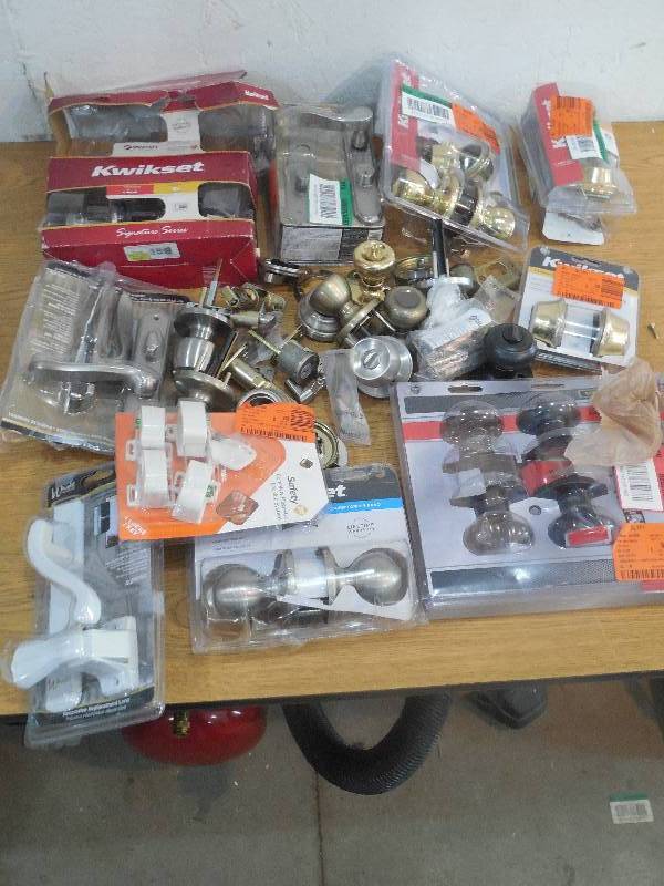 lot 12 image: ASSORTED DOOR HANDLE  KNOB LOT