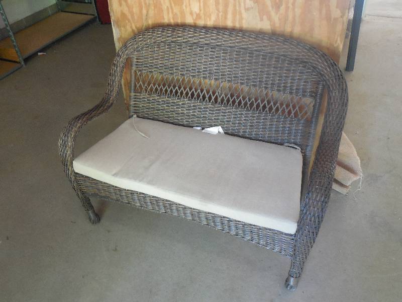 lot 6 image: Patio Love seat with cushions