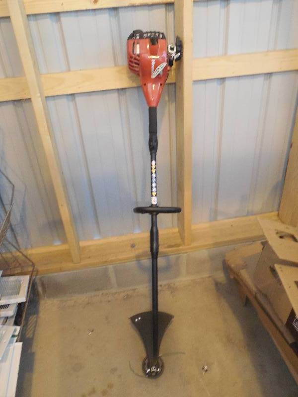 lot 56 image: Homelite 2-Cycle 26cc Curved Shaft Gas Trimmer