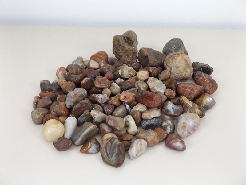 lot 13 image: Large Lot of Agates