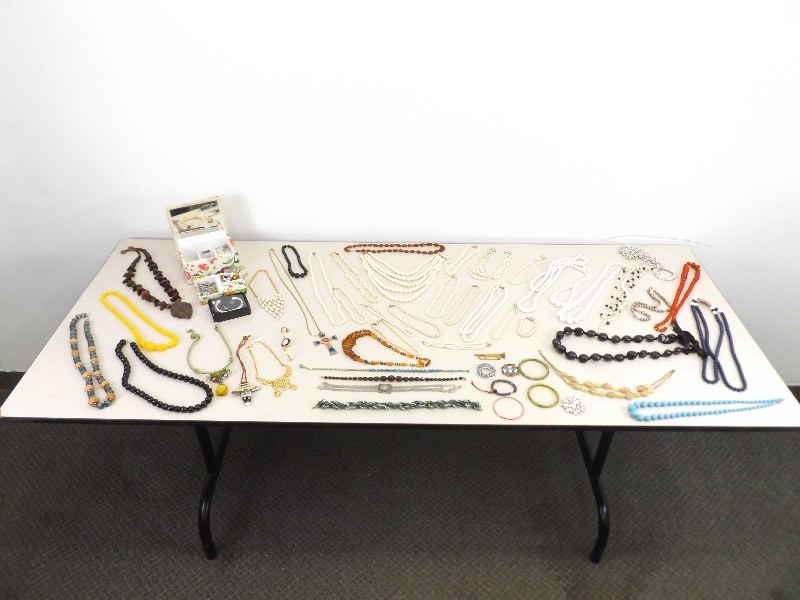 lot 43 image: Large Lot of Vintage Costume Jewelry