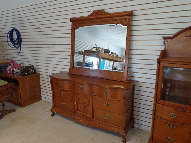 lot 1 image: Dresser with Mirror