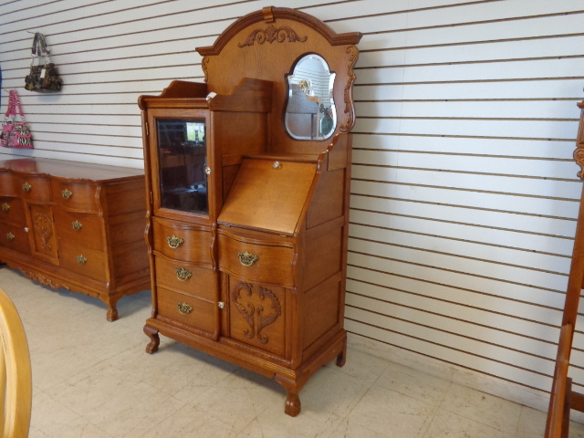 lot 4 image: Gentlemens Dresser