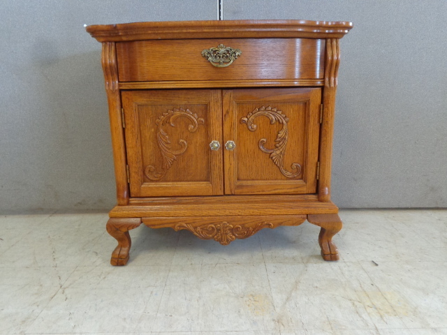 lot 10 image: Night Stand