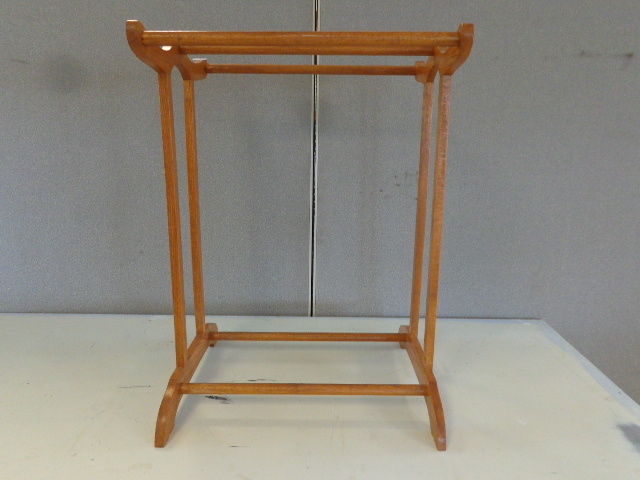 lot 8 image: Quilt Rack