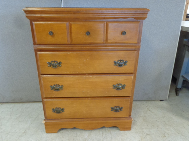 lot 31 image: Dresser