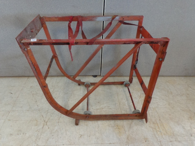 lot 32 image: Barrel Stand