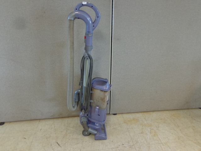lot 40 image: Shark Vacuum