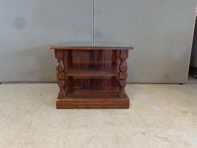 lot 41 image: End Table