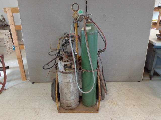 lot 43 image: AcetyleneOxygen Cutting Torch