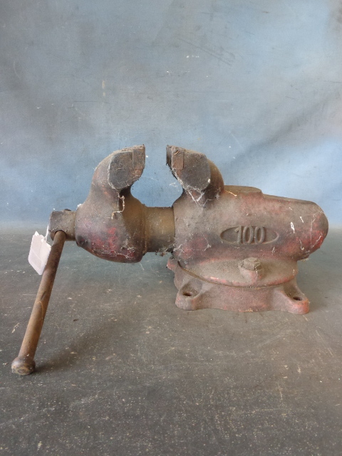 lot 51 image: Bench Vise