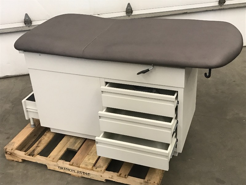 Unused Commercial Exam Table, Stora...