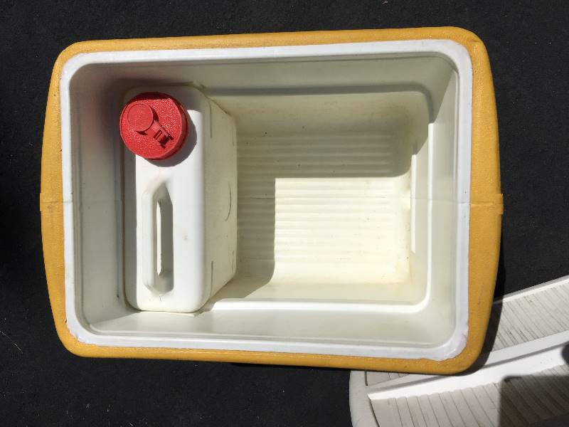 lot 45 image: VINTAGE YELLOW COOLER SET