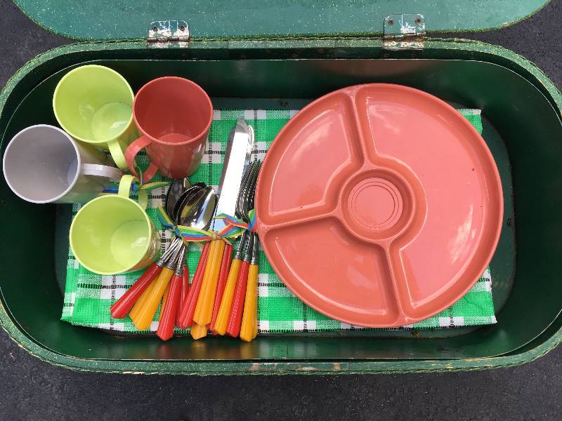 lot 48 image: LARGE VINTAGE PICNIC BASKET WITH DISHES