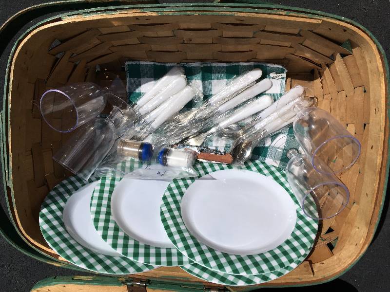 lot 49 image: LARGE VINTAGE PICNIC BASKET WITH DISHES