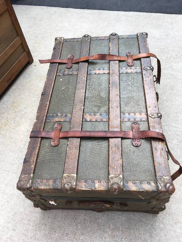 lot 70 image: ANTIQUE STEAMER TRUNK