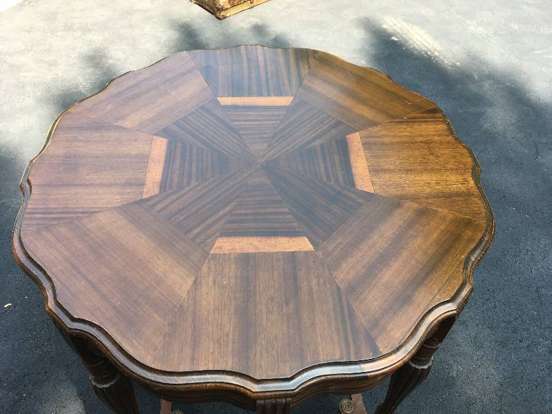 lot 73 image: ANTIQUE TALL ROUND TABLE