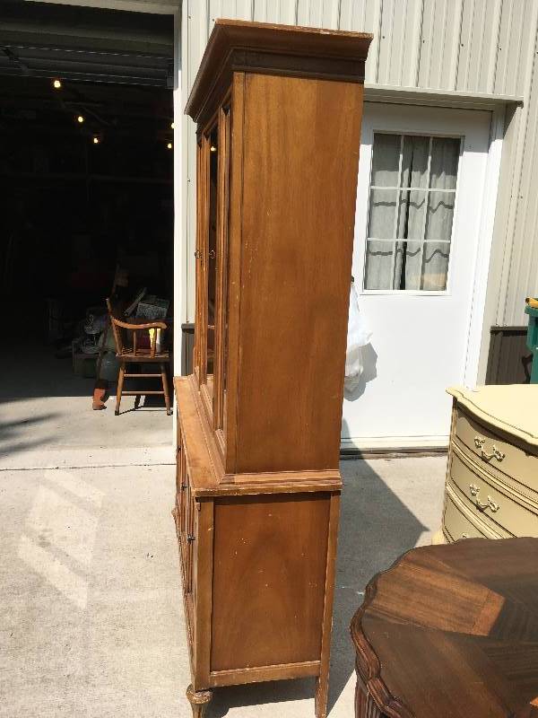 lot 74 image: ANTIQUE SOLID WOOD HUTCH