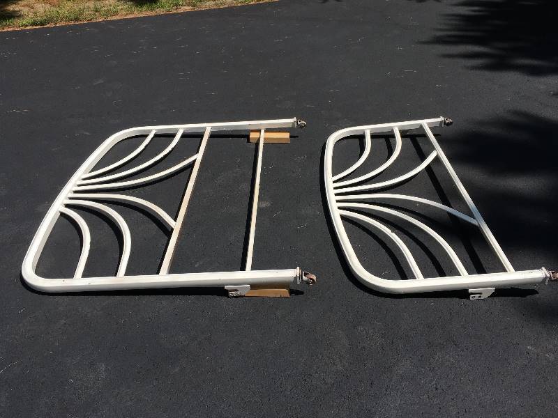 lot 89 image: ANTIQUE METAL BED FRAME