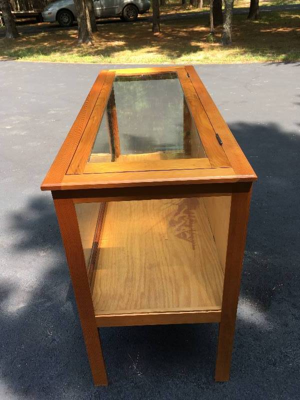lot 91 image: LIGHTED DISPLAY CASE