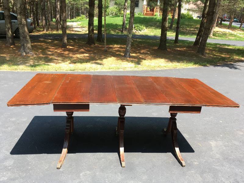 lot 101 image: ANTIQUE PERFECTION DINING ROOM TABLE AND (6) CHAIRS