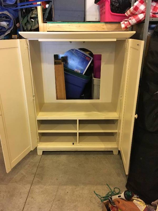 lot 102 image: BEAD BOARD, WOOD ENTERTAINMENT CABINET