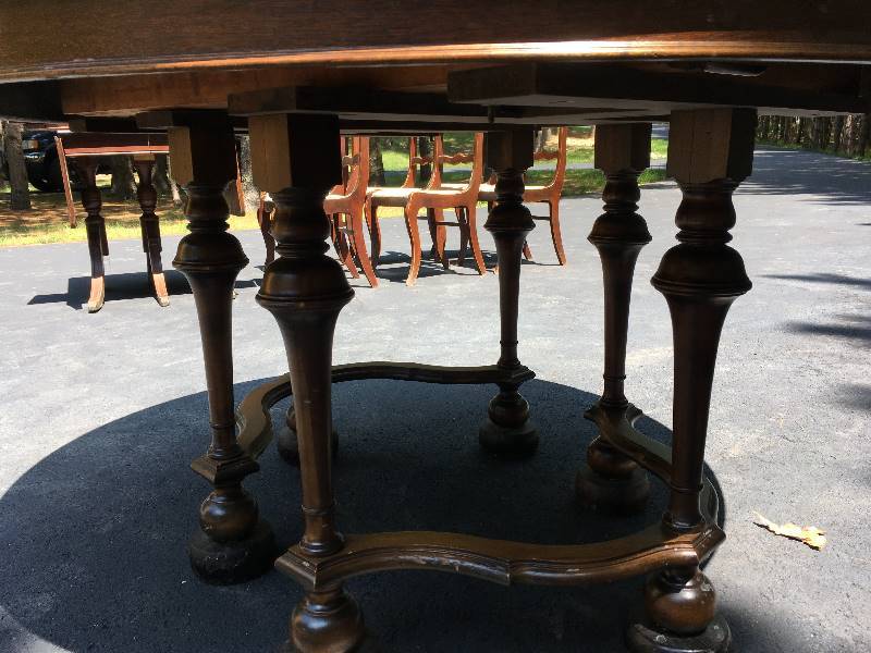 lot 103 image: ANTIQUE ROUND TABLE WITH LEAVES