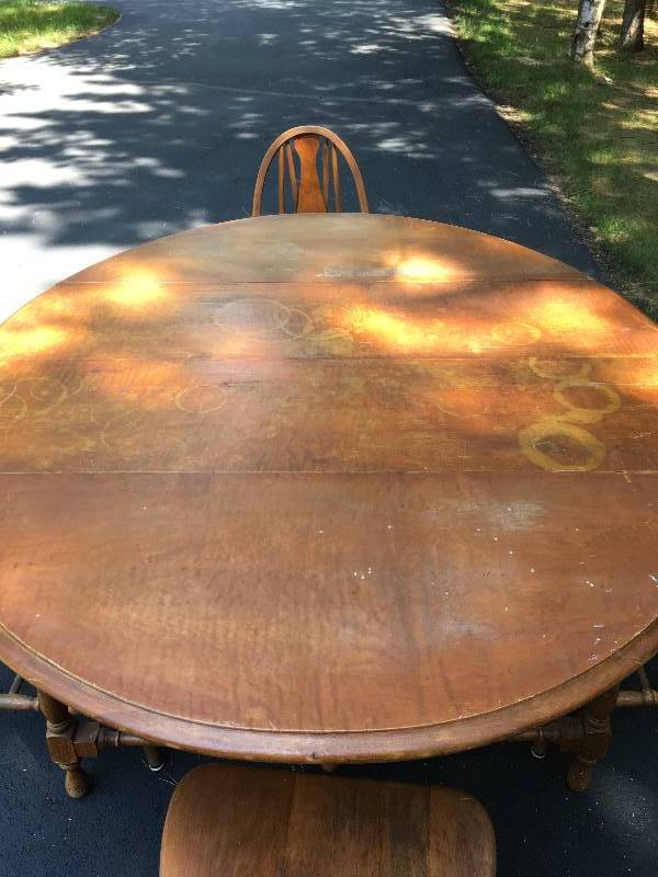 lot 104 image: MAPLE DINING TABLE WITH (4) MATCHING CHAIRS