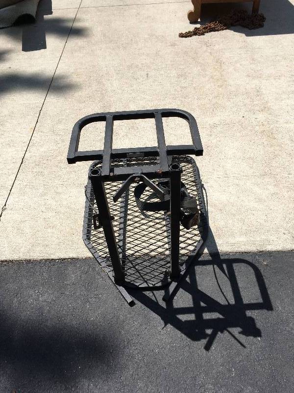 lot 114 image: PORTABLE TREE DEER STAND