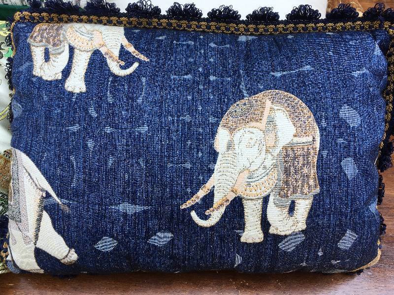 lot 115 image: PILLOW LOT