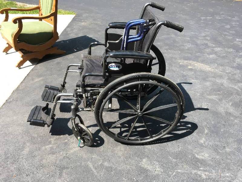 lot 128 image: CRUISER 3 SERIES WHEELCHAIR AND EXTRA FOOT RESTS