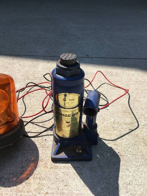 lot 136 image: BOTTLE JACKS, SAFETY LIGHT