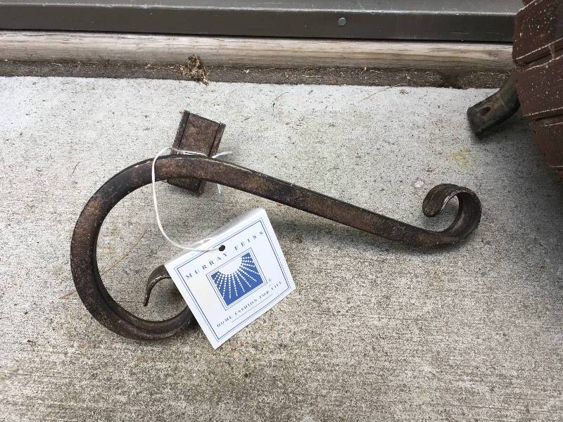 lot 137 image: METAL DECORATIVE HORSE, METAL HEART BASKET, METAL HANGER