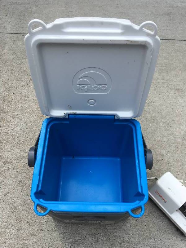 lot 138 image: IGLOO COOLER, CHEFS CHOICE KNIFE SHARPENER