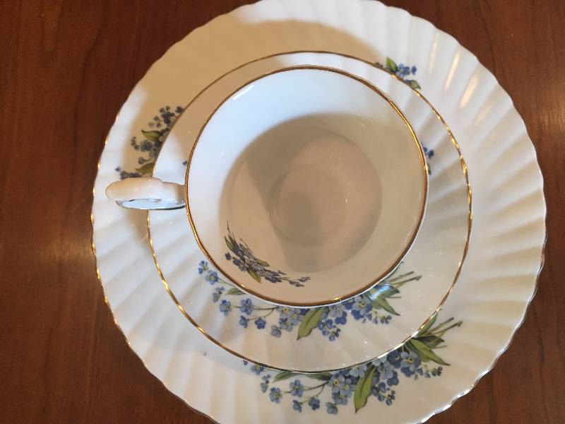 lot 174 image: ROSINA, QUEENS FINE BONE CHINA 3 PIECE TEACUP SET