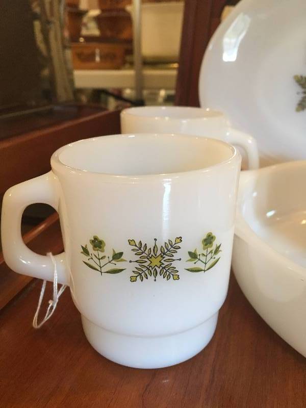 lot 178 image: FIRE KING DISHES