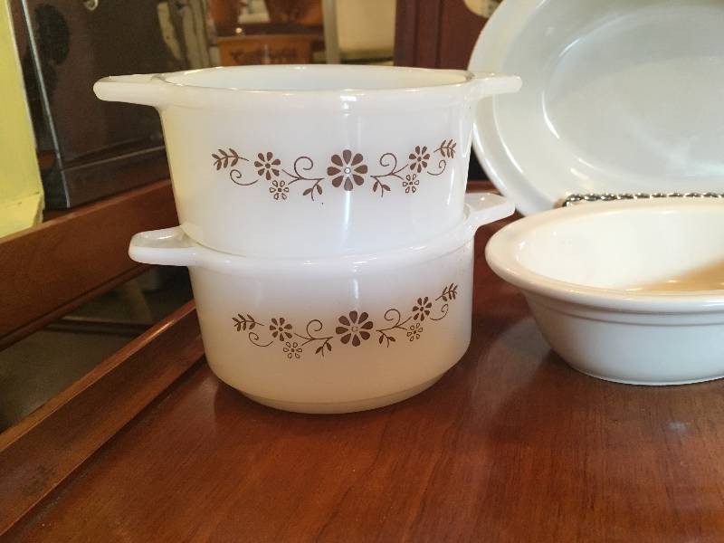 lot 183 image: CLOVERLEAF POTTERY STONEWARE