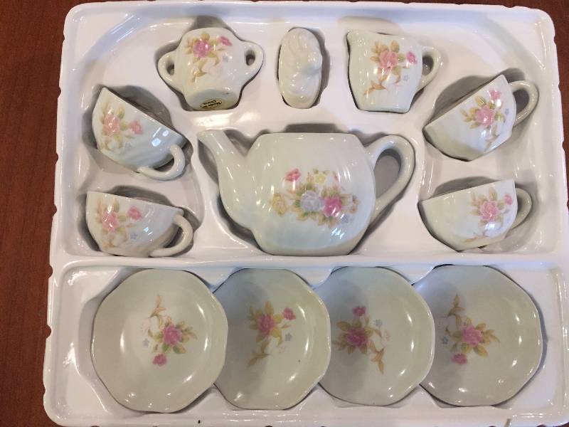 lot 196 image: CHILTON 13 PIECE MINIATURE CHILDRENS TEA SET