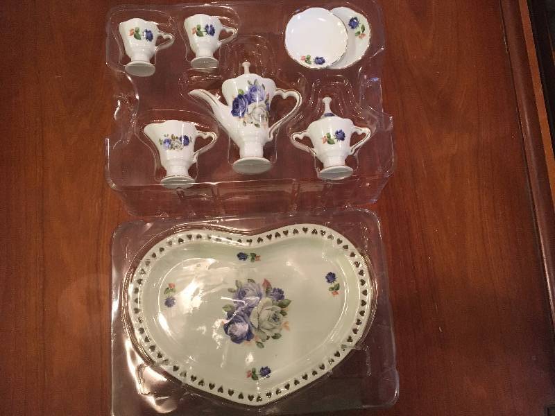 lot 197 image: CLASSIC TREASURES 10 PIECE PORCELAIN MINIATURE TEA SET