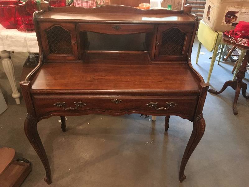 lot 203 image: MOUNT AIRY DESK WITH ANTIQUE LEATHER CHAIR