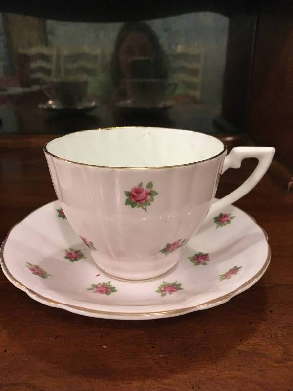 lot 220 image: SALISBURY BONE CHINA TEACUP AND SAUCER, AND CROWNFORD CHINA TEACUP AND SAUCER.