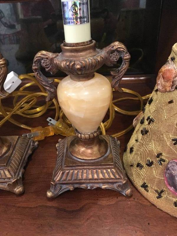lot 235 image: (2) SMALL DECORATIVE LAMPS, (2) SMALL DECORATIVE LAMPSHADES
