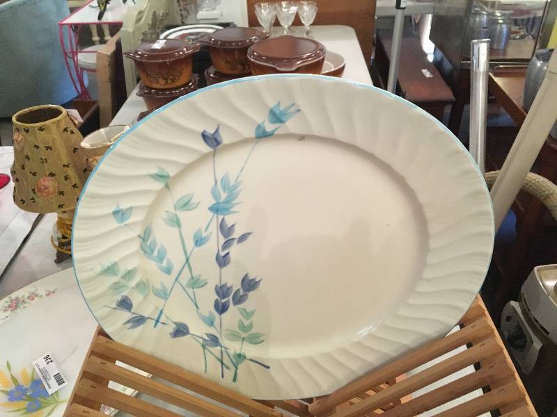 lot 237 image: (2) VINTAGE PLATTERS & WOODEN RACK