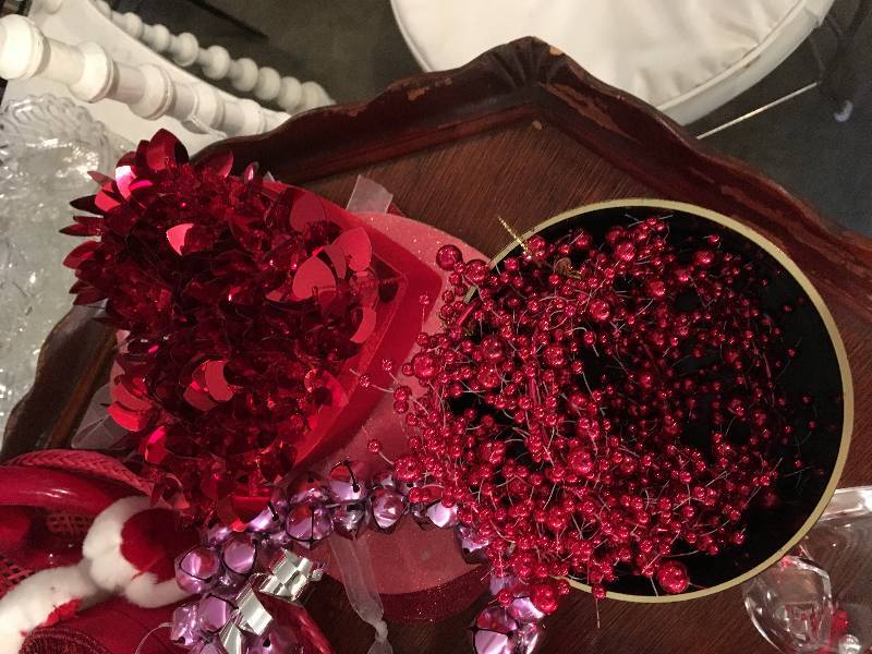 lot 243 image: VALENTINE DECORATION LOT